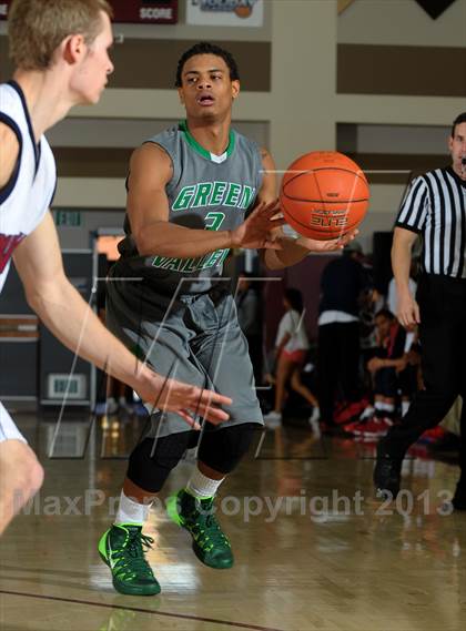 Thumbnail 1 in King vs. Green Valley (MaxPreps Holiday Classic) photogallery.