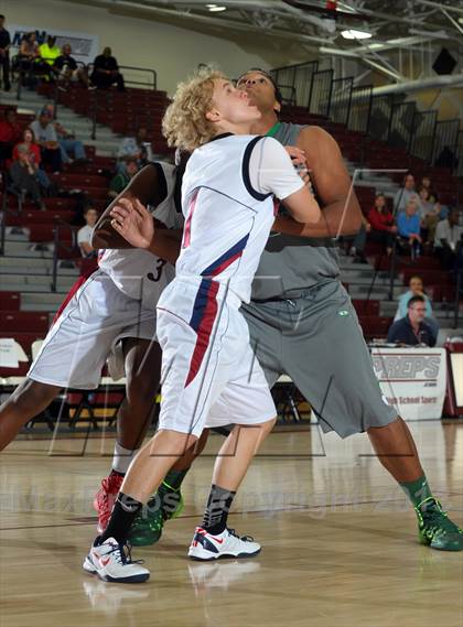 Thumbnail 2 in King vs. Green Valley (MaxPreps Holiday Classic) photogallery.