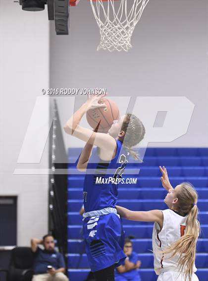 Thumbnail 3 in North Crowley vs. St. Pius X (McDonald's Texas Invitational) photogallery.