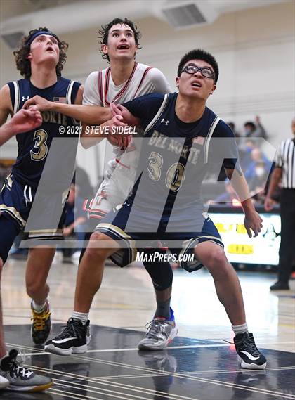 Thumbnail 2 in Del Norte vs. Santa Fe Christian photogallery.