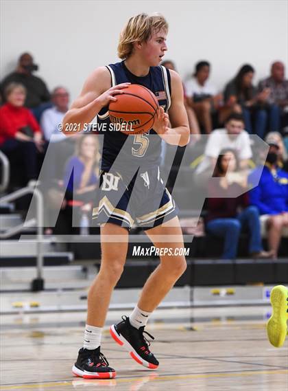 Thumbnail 2 in Del Norte vs. Santa Fe Christian photogallery.