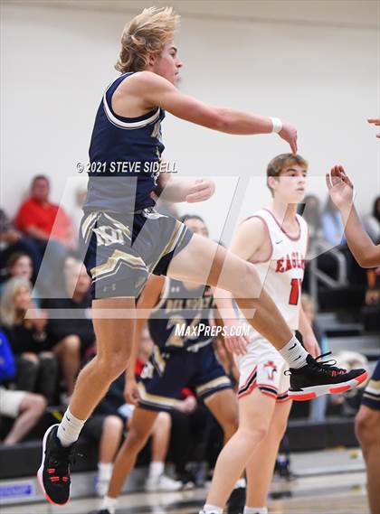 Thumbnail 3 in Del Norte vs. Santa Fe Christian photogallery.