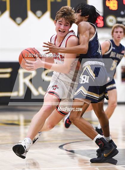 Thumbnail 2 in Del Norte vs. Santa Fe Christian photogallery.