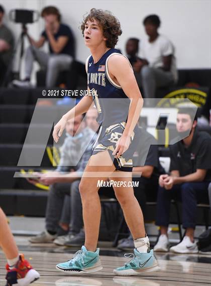 Thumbnail 2 in Del Norte vs. Santa Fe Christian photogallery.