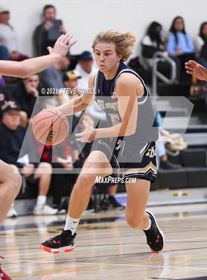 Thumbnail 2 in Del Norte vs. Santa Fe Christian photogallery.