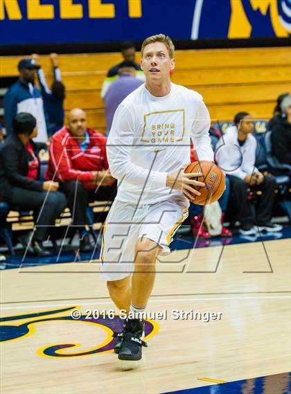 Thumbnail 1 in Bishop O'Dowd vs. Whitney Young (Oakland Legends Classic) photogallery.