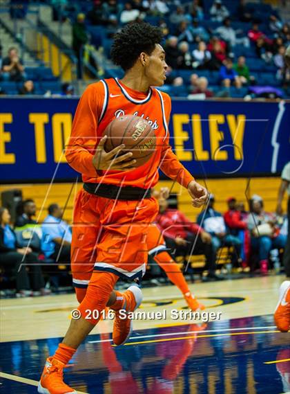 Thumbnail 2 in Bishop O'Dowd vs. Whitney Young (Oakland Legends Classic) photogallery.