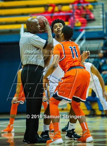 Thumbnail 1 in Bishop O'Dowd vs. Whitney Young (Oakland Legends Classic) photogallery.
