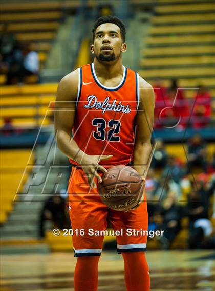 Thumbnail 1 in Bishop O'Dowd vs. Whitney Young (Oakland Legends Classic) photogallery.