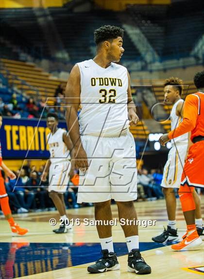 Thumbnail 2 in Bishop O'Dowd vs. Whitney Young (Oakland Legends Classic) photogallery.