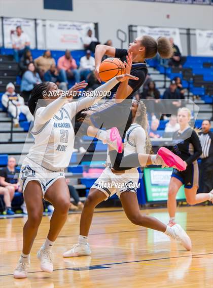 Thumbnail 2 in North Lincoln vs. Hickory Ridge (Phenom Lakesgiving) photogallery.