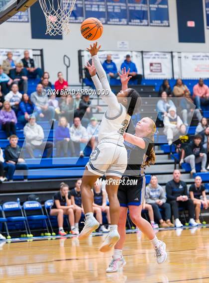 Thumbnail 2 in North Lincoln vs. Hickory Ridge (Phenom Lakesgiving) photogallery.