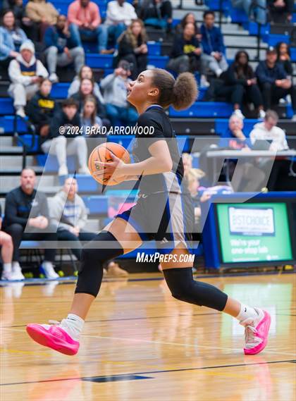 Thumbnail 2 in North Lincoln vs. Hickory Ridge (Phenom Lakesgiving) photogallery.