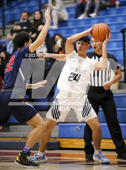 Thumbnail 3 in Tulare Western vs. Clovis East photogallery.