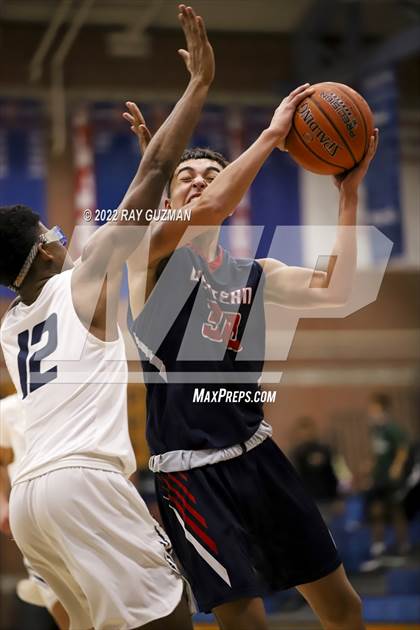 Thumbnail 2 in Tulare Western vs. Clovis East photogallery.