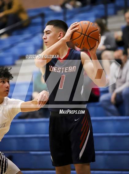 Thumbnail 2 in Tulare Western vs. Clovis East photogallery.