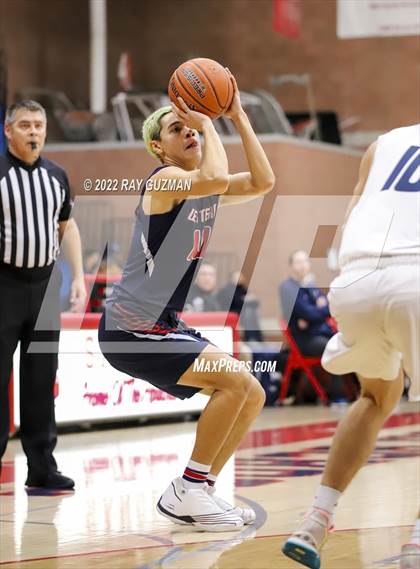 Thumbnail 2 in Tulare Western vs. Clovis East photogallery.