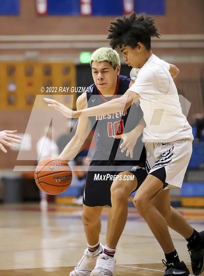 Thumbnail 2 in Tulare Western vs. Clovis East photogallery.
