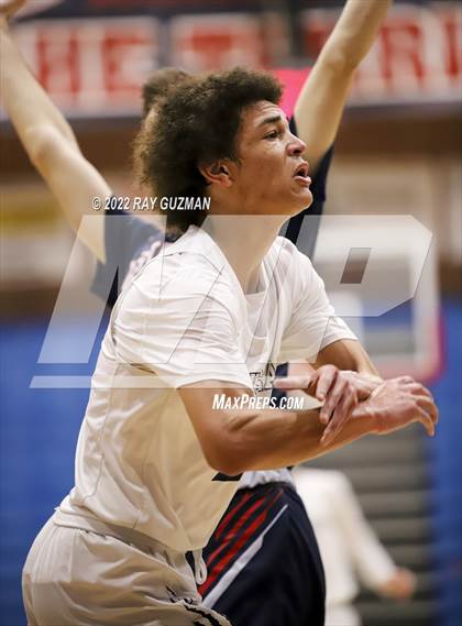 Thumbnail 2 in Tulare Western vs. Clovis East photogallery.