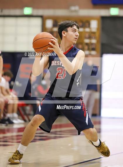 Thumbnail 2 in Tulare Western vs. Clovis East photogallery.