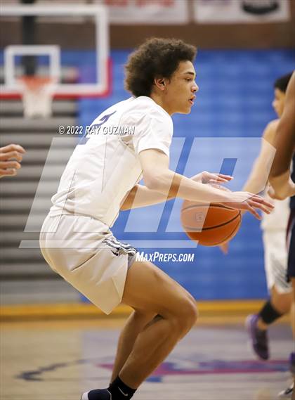 Thumbnail 1 in Tulare Western vs. Clovis East photogallery.