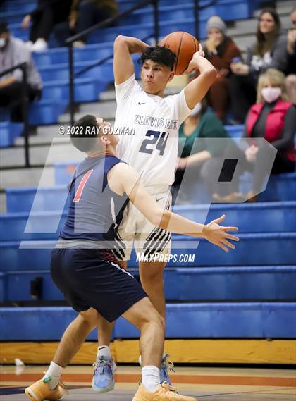 Thumbnail 2 in Tulare Western vs. Clovis East photogallery.