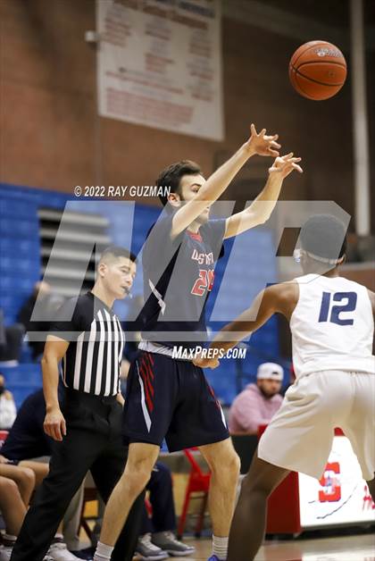 Thumbnail 3 in Tulare Western vs. Clovis East photogallery.