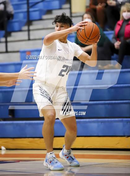 Thumbnail 3 in Tulare Western vs. Clovis East photogallery.