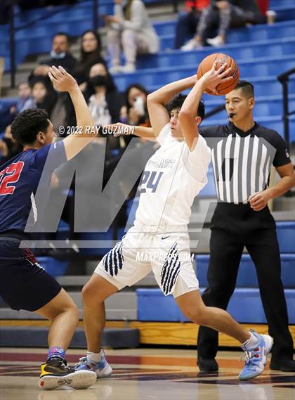 Thumbnail 2 in Tulare Western vs. Clovis East photogallery.