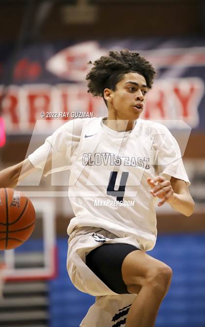 Thumbnail 2 in Tulare Western vs. Clovis East photogallery.