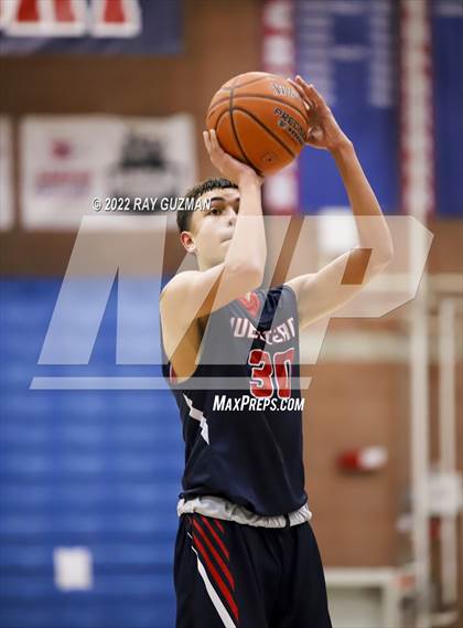 Thumbnail 3 in Tulare Western vs. Clovis East photogallery.