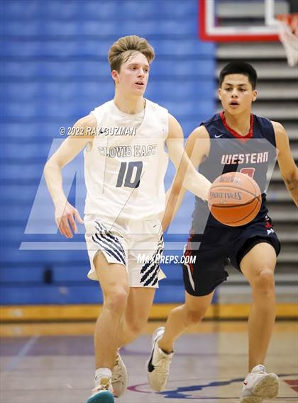 Thumbnail 3 in Tulare Western vs. Clovis East photogallery.