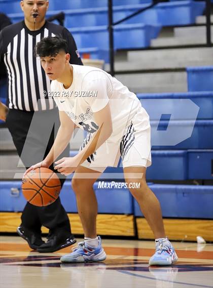 Thumbnail 2 in Tulare Western vs. Clovis East photogallery.