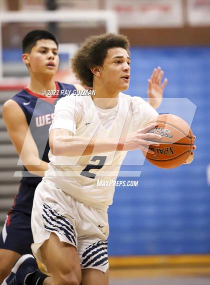Thumbnail 3 in Tulare Western vs. Clovis East photogallery.
