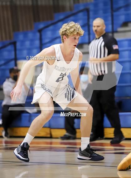 Thumbnail 2 in Tulare Western vs. Clovis East photogallery.