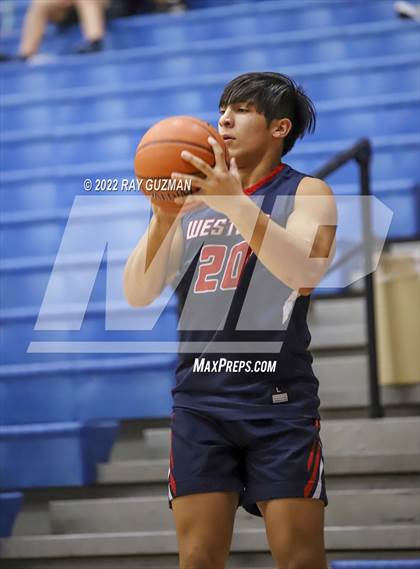 Thumbnail 3 in Tulare Western vs. Clovis East photogallery.
