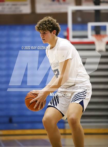 Thumbnail 3 in Tulare Western vs. Clovis East photogallery.