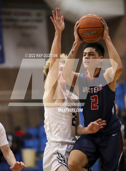 Thumbnail 2 in Tulare Western vs. Clovis East photogallery.