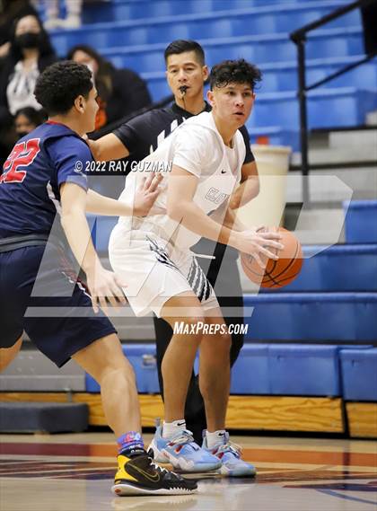 Thumbnail 2 in Tulare Western vs. Clovis East photogallery.