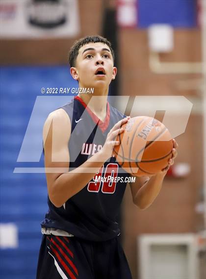 Thumbnail 2 in Tulare Western vs. Clovis East photogallery.