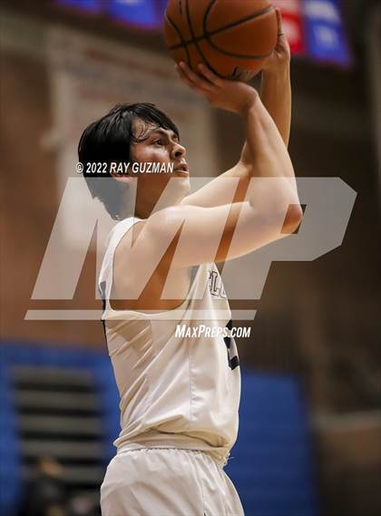 Thumbnail 3 in Tulare Western vs. Clovis East photogallery.
