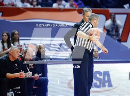 Thumbnail 2 in East St. Louis vs. Metamora (IHSA 3A Final) photogallery.