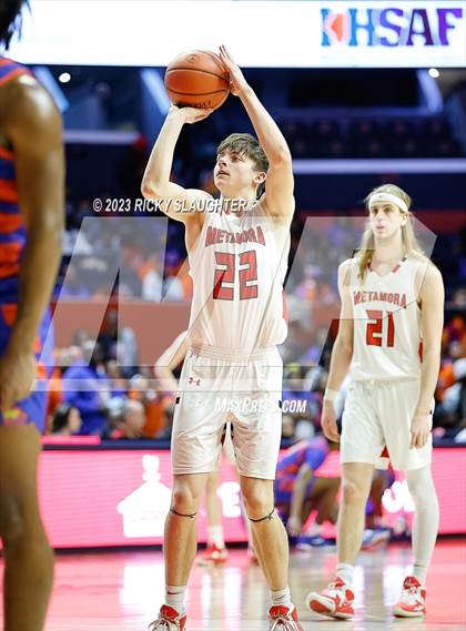 Thumbnail 1 in East St. Louis vs. Metamora (IHSA 3A Final) photogallery.
