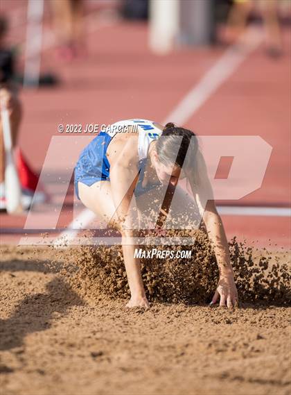 Thumbnail 3 in UIL 1A Girls State Track Meet photogallery.