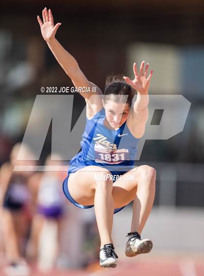 Thumbnail 1 in UIL 1A Girls State Track Meet photogallery.