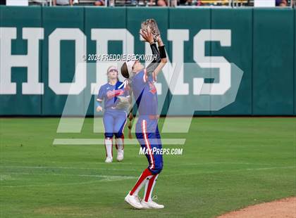Thumbnail 3 in Weslaco vs. Midway (UIL 6A Softball Final) photogallery.