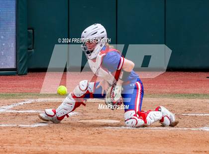 Thumbnail 2 in Weslaco vs. Midway (UIL 6A Softball Final) photogallery.