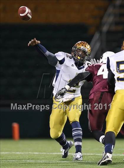 Thumbnail 2 in Aquinas Institute vs. Sweet Home (NYSPHSAA Western Regional) photogallery.