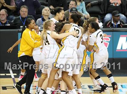 Thumbnail 1 in Bishop O'Dowd vs. Sacramento (CIF NorCal D3 Regional Final) photogallery.