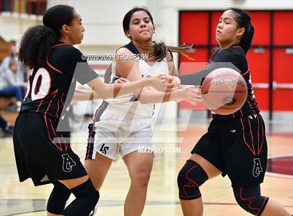 Thumbnail 2 in La Salle vs. Ayala photogallery.